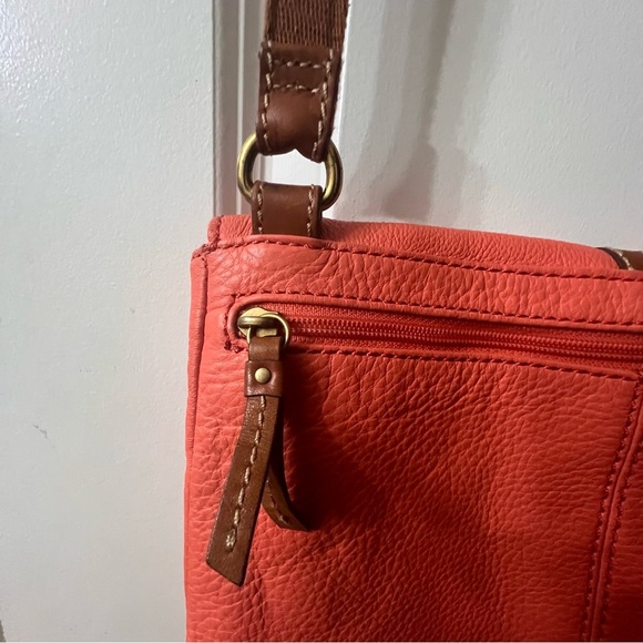 FOSSIL CORAL ADJUSTABLE STRAP MULTI POCKET SNAP CLOSE CROSSBODY BAG - Picture 4 of 9